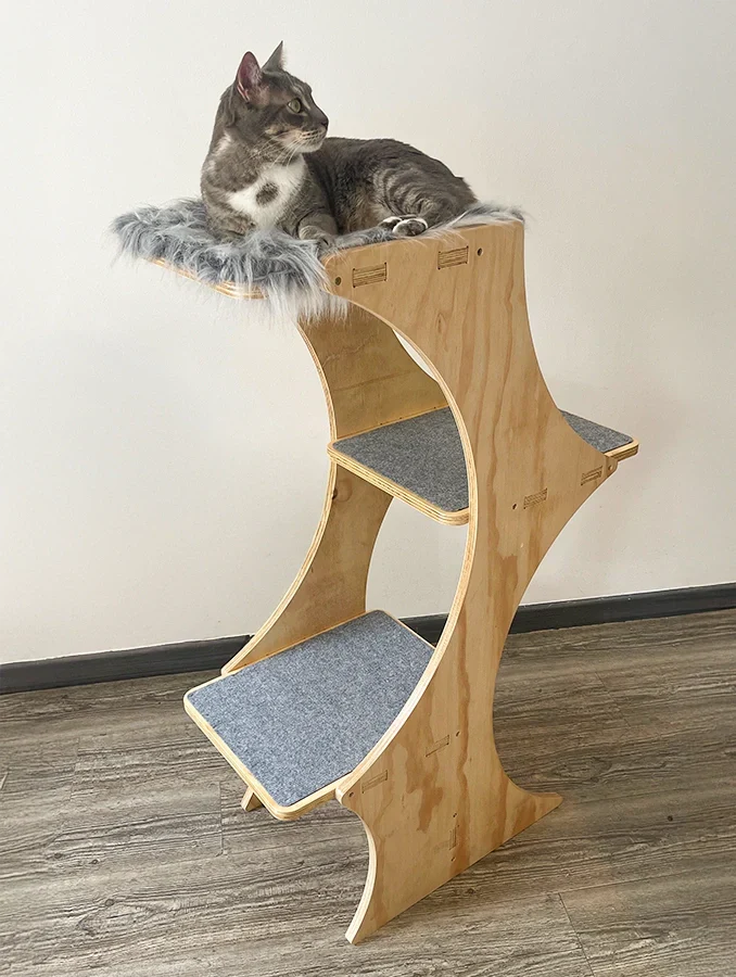 Gimnasio de madera para juego y descanso de gatos