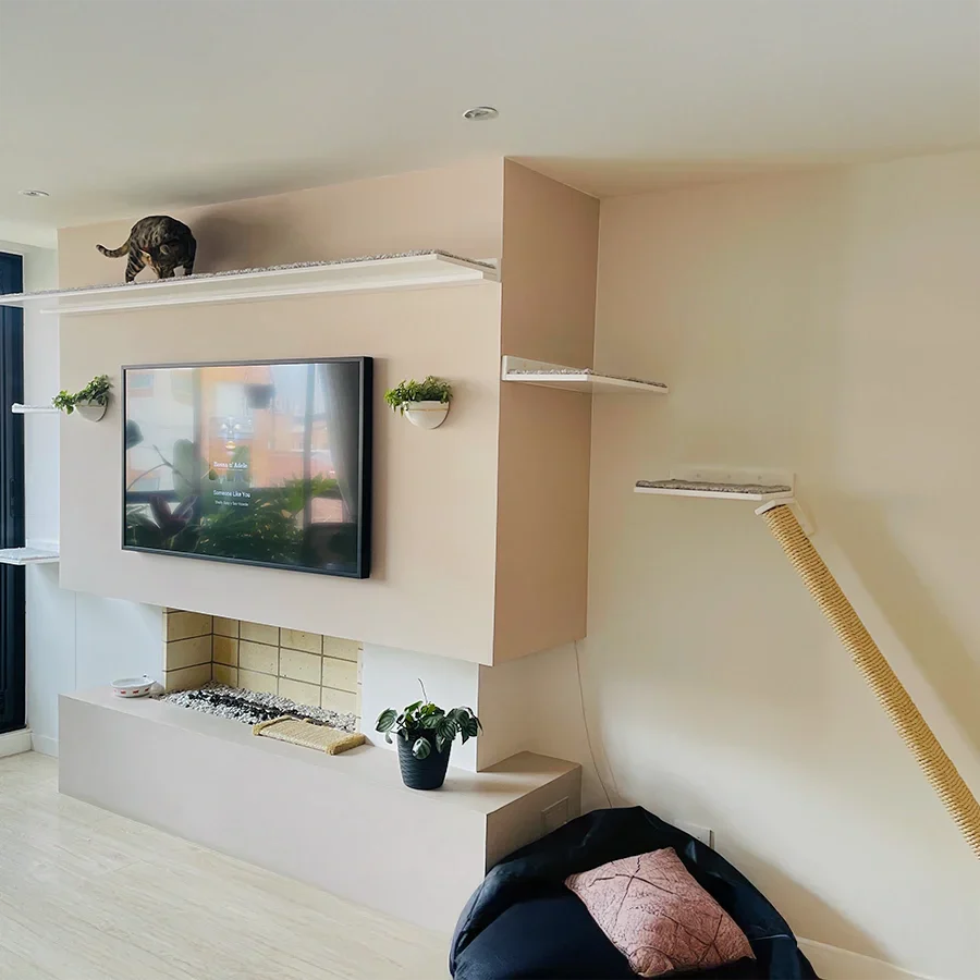 Espacio felino vertical diseñado para una casa pequeña